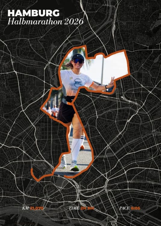 Poster vom Hamburger Halbmarathon: dunkle Karte, die Route in Orange rahmt das Foto einer Läuferin